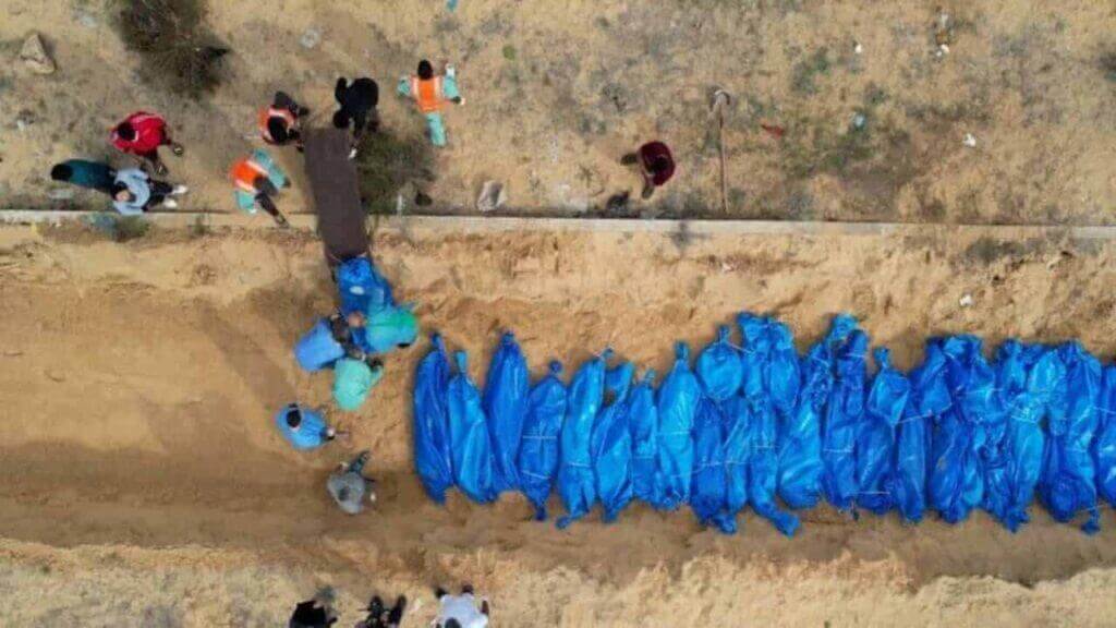 100 bodies being buried in a mass grave in khan younis.