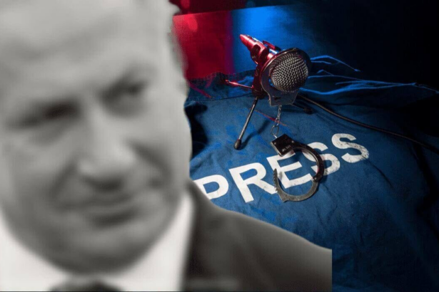 Netanyahu in front of a press vest. 75% of journalists killed in 2023 were in Gaza