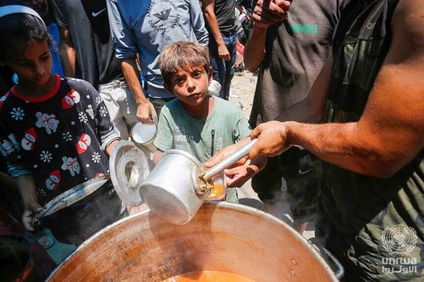Children in gaza batting food aid