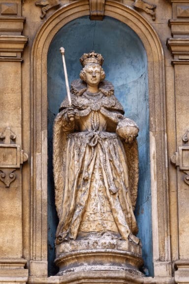 Statues of women in london, elizabeth i