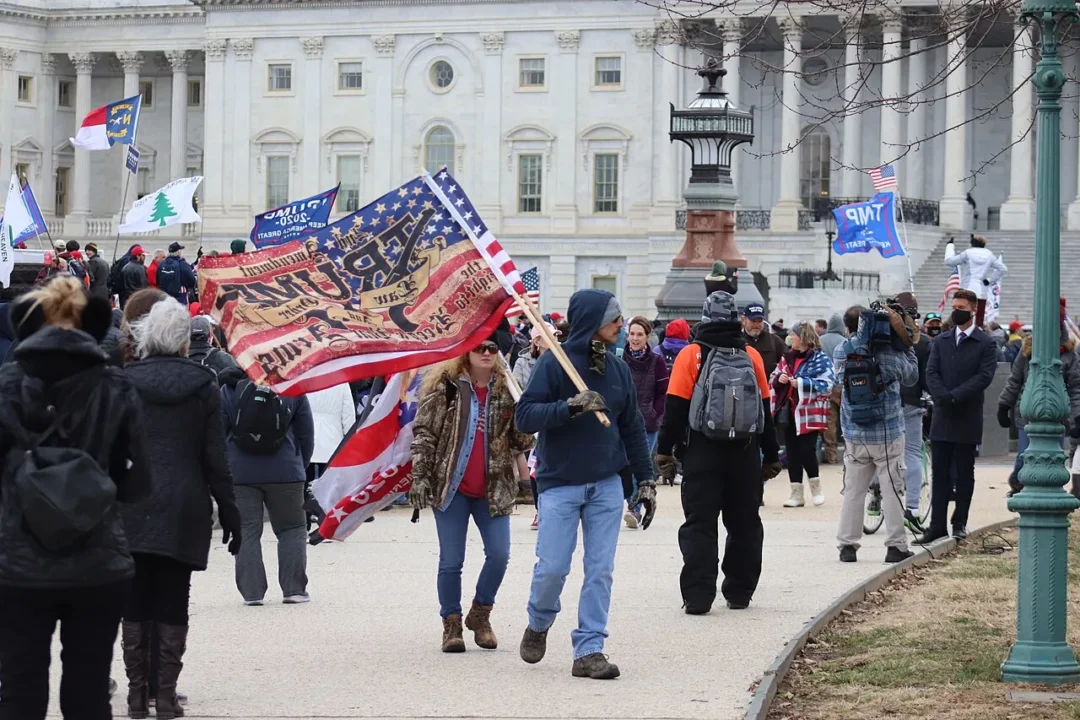 Insurrectionists carry trump flags on january 6,2021