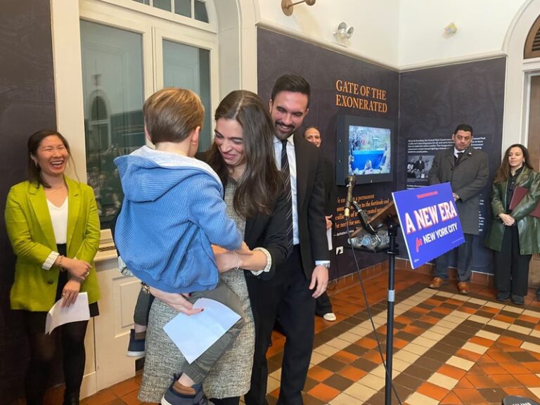 Emily liss holding her son at the announcement that kamar samuels will be the new schools chancellor.