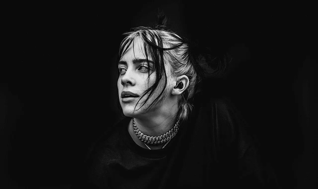 Black and white photo of billie eilish