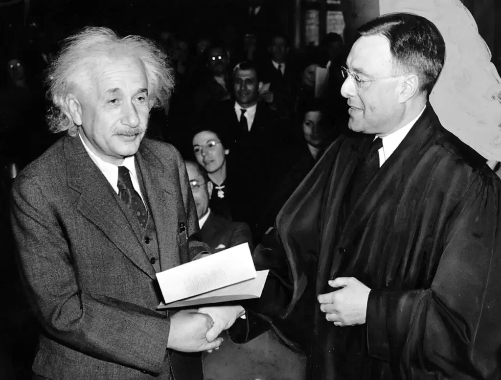 Albert Einstein becoming a naturalized citizen